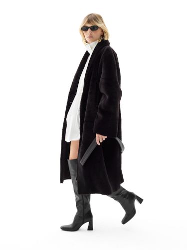 Двусторонняя дубленка шоколадного цвета с поясом