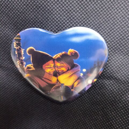 Закатной значок в форме сердца