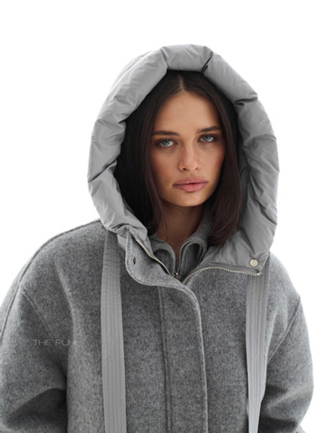 Серая куртка с вязаными вставками