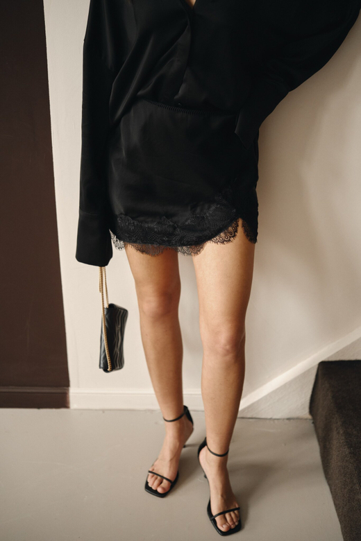 Юбка мини с разрезом и кружевом bk