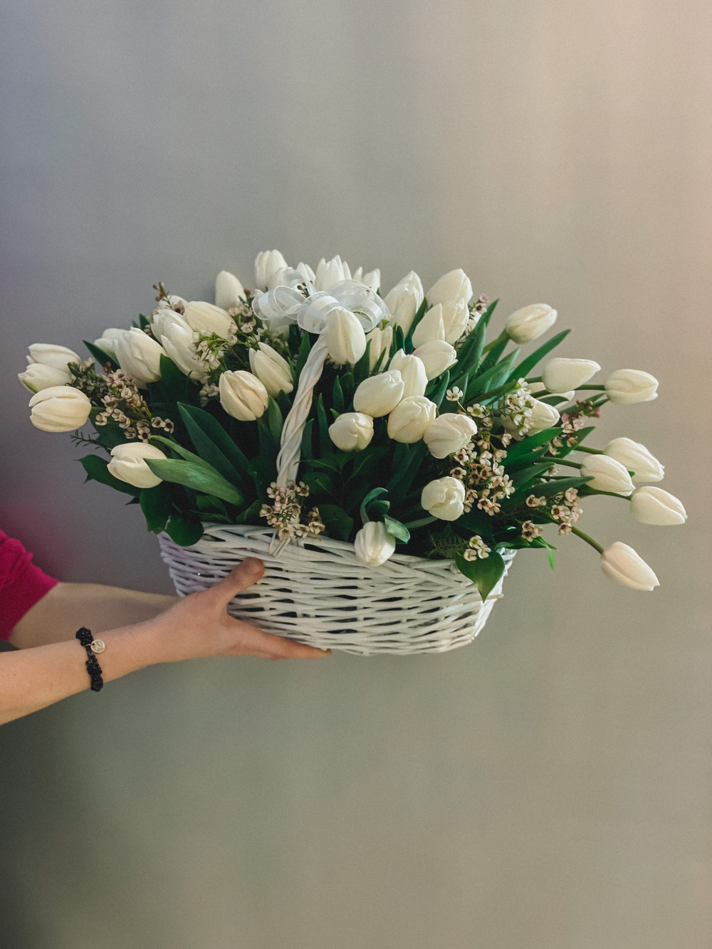 Корзина из 35 белых тюльпанов