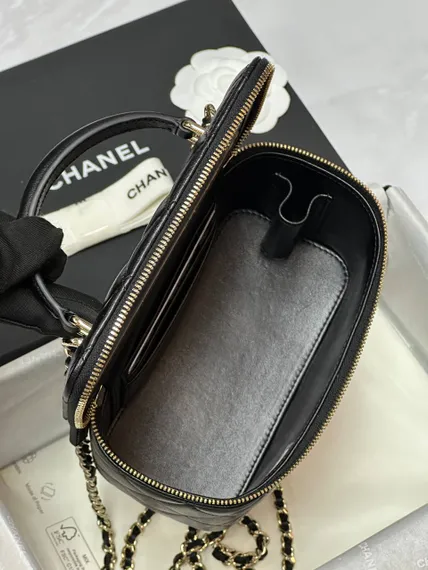 Косметичка Chanel с двойным C-логотипом