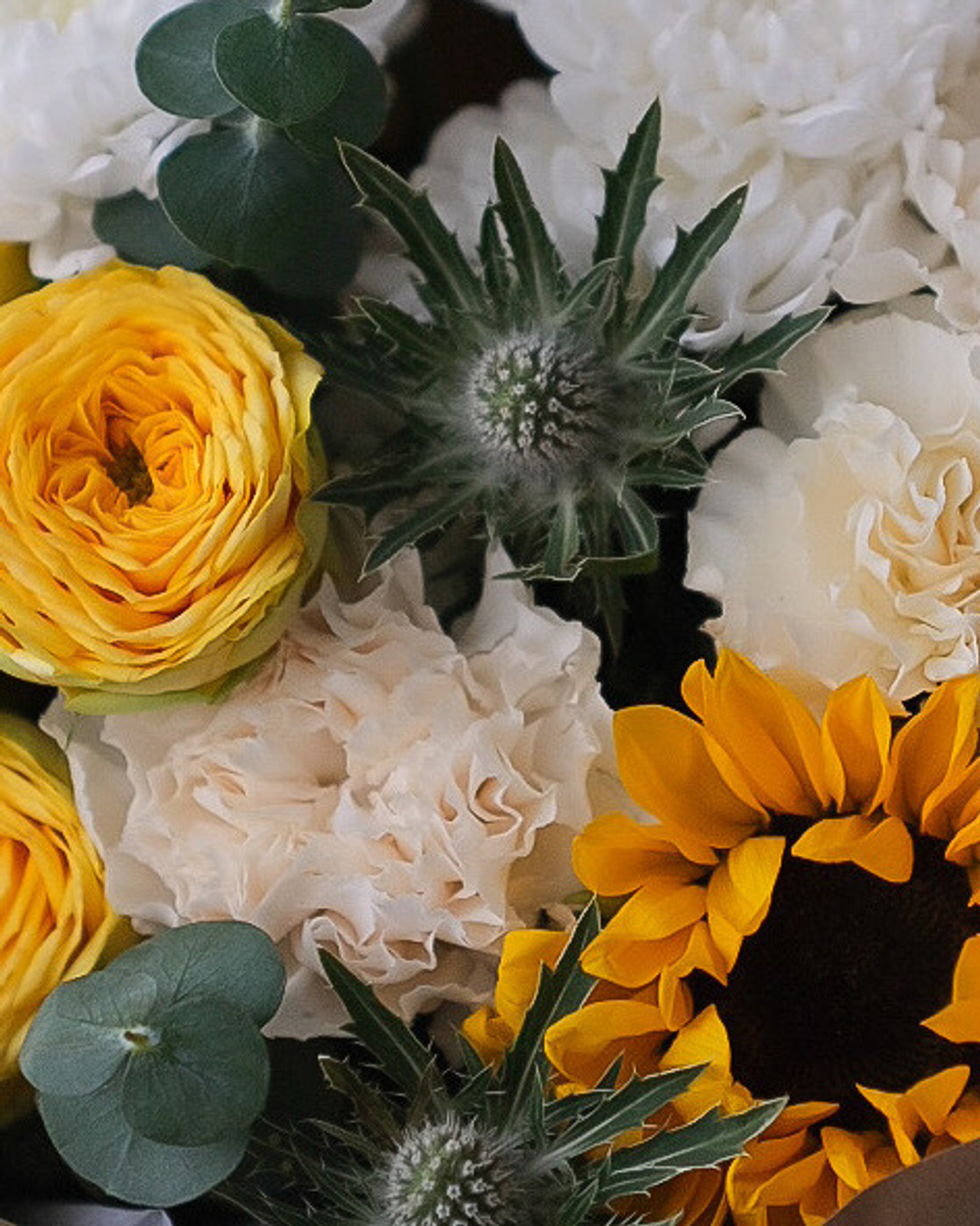 Букет с кустовой розой Голден Трендсеттер, подсолнухом