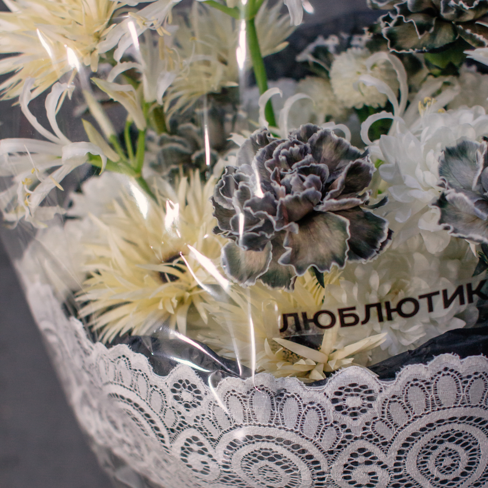 111. Кружевной авторский букет с нерине и диантусами