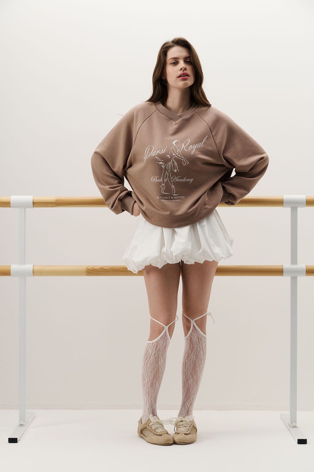 Свитшот с V-образным вырезом цвета капучино