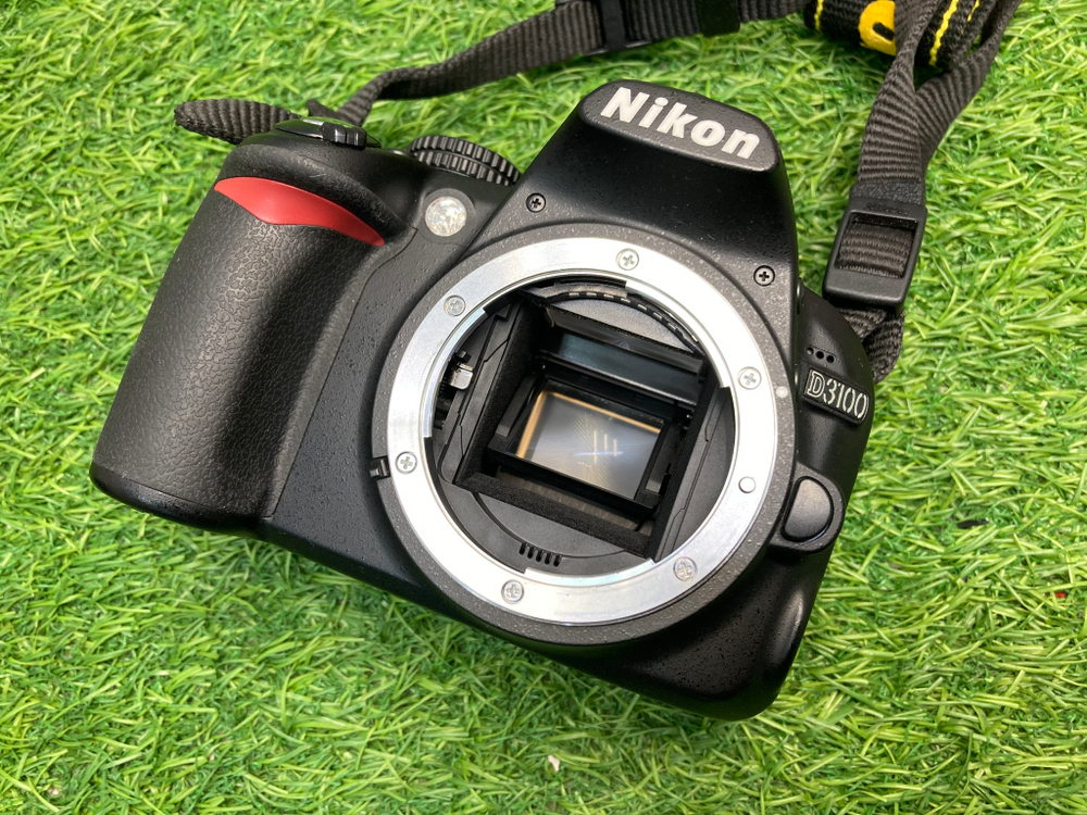 Nikon D3100 kit 18-55mm 3.5-5.6G VR II 1400 кадров
