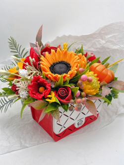 Букет «Подсолнухи и розы, сумочка»