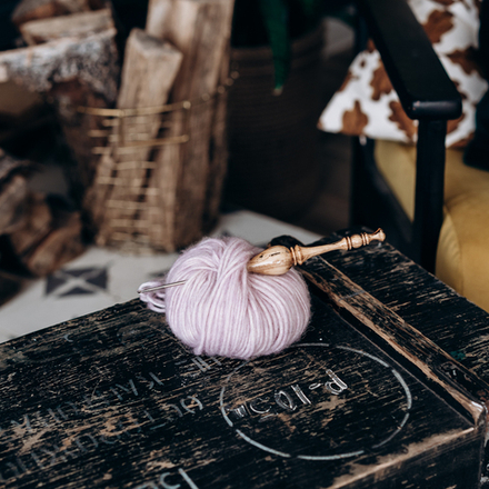 Железный крючок для вязания с деревянной ручкой из рябиной размером 2.0 мм. K136