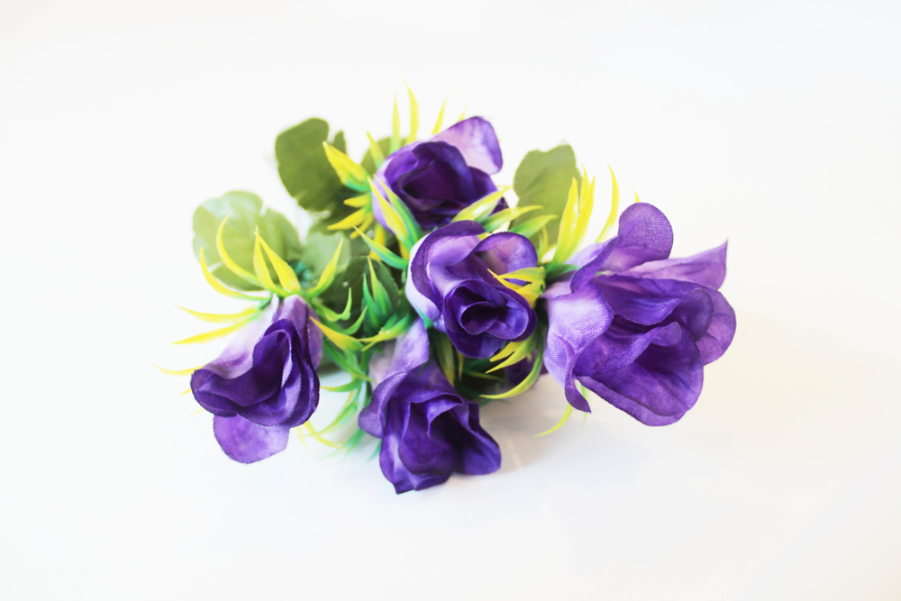 Букет бутонов роз с травкой