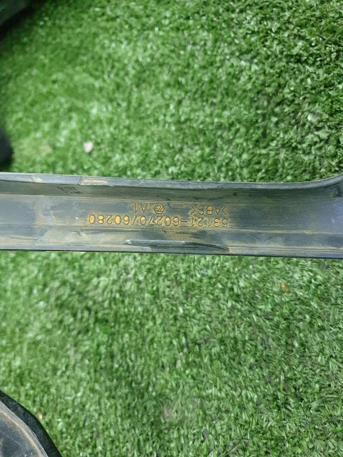 Молдинг решетки радиатора Lexus LX 3 (2015-2023)