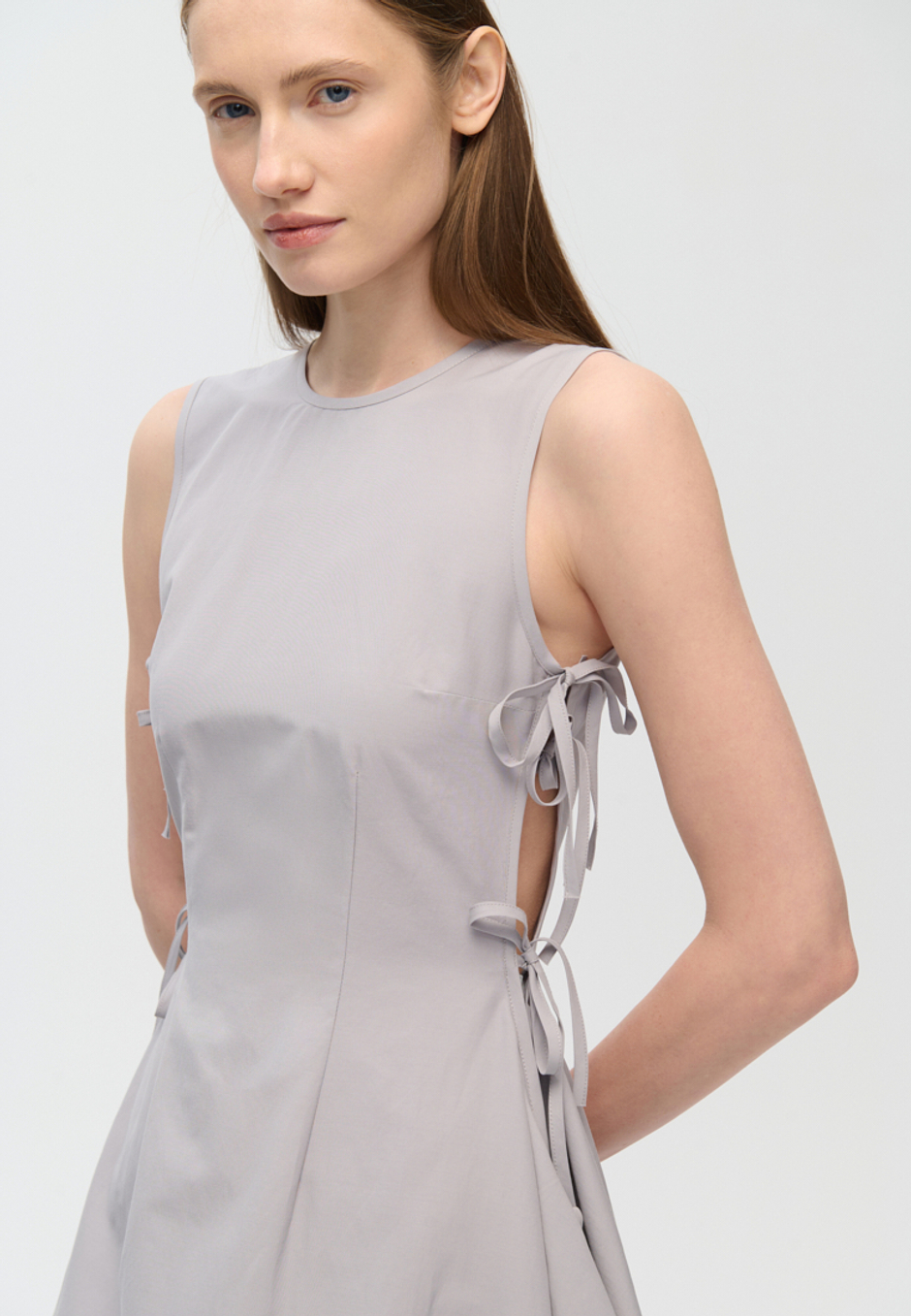 Платье на завязках серое