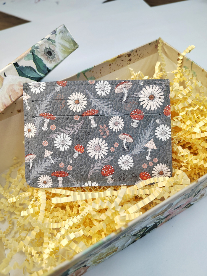 Картхолдер под несколько карт "Мухоморы"