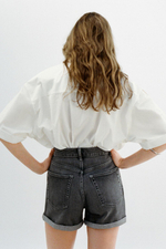 Джинсовые шорты trf high-rise mom fit