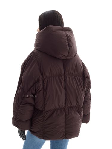 Объемный шоколадный пуховик со съемной манишкой-капюшоном