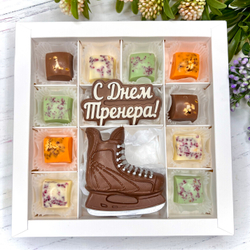 Шоколадный подарок "С днем тренера. Хоккей": шоколадка-надпись и 10 конфет ручной работы