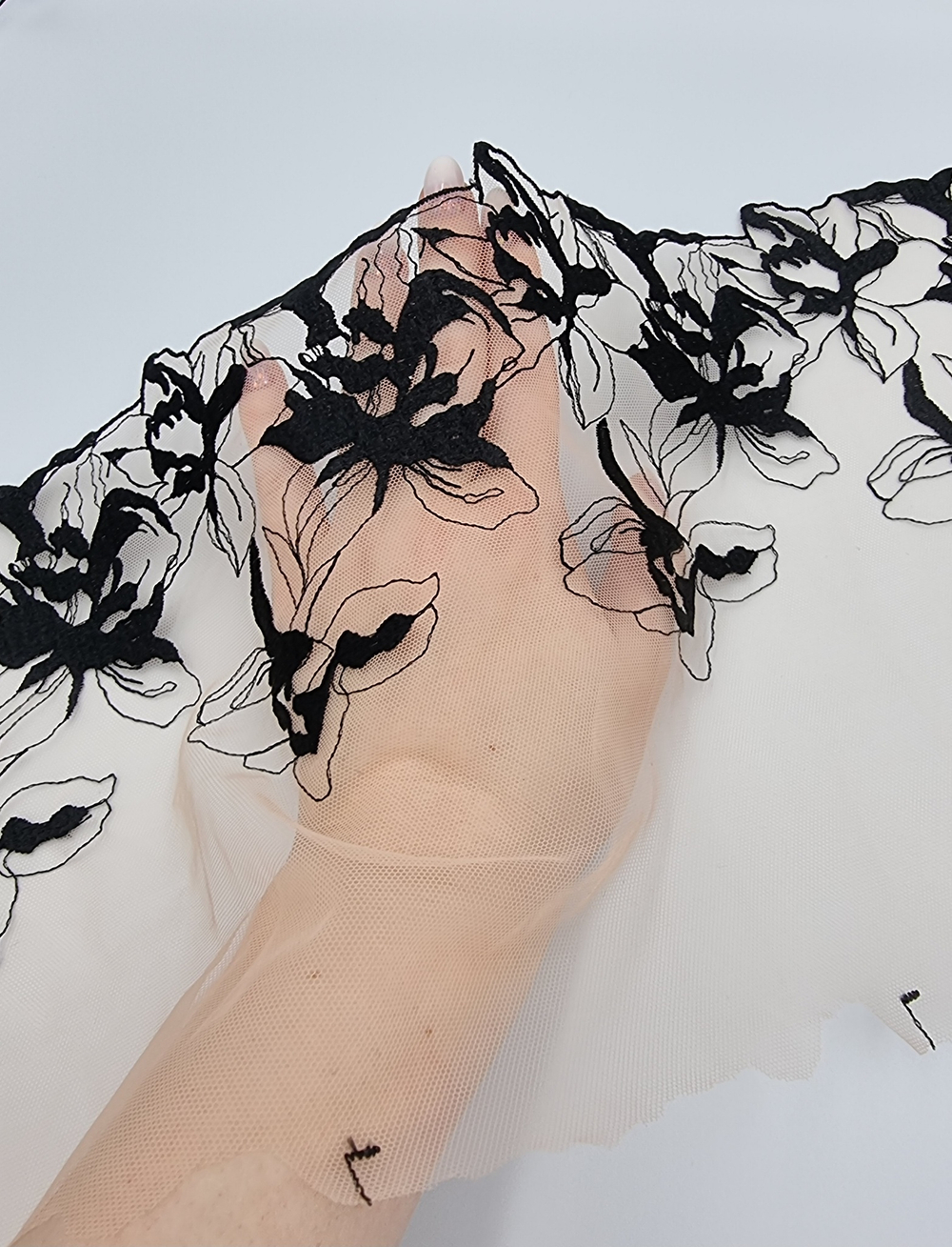 Вышивка на сетке с бежевый/чёрный К641 левая