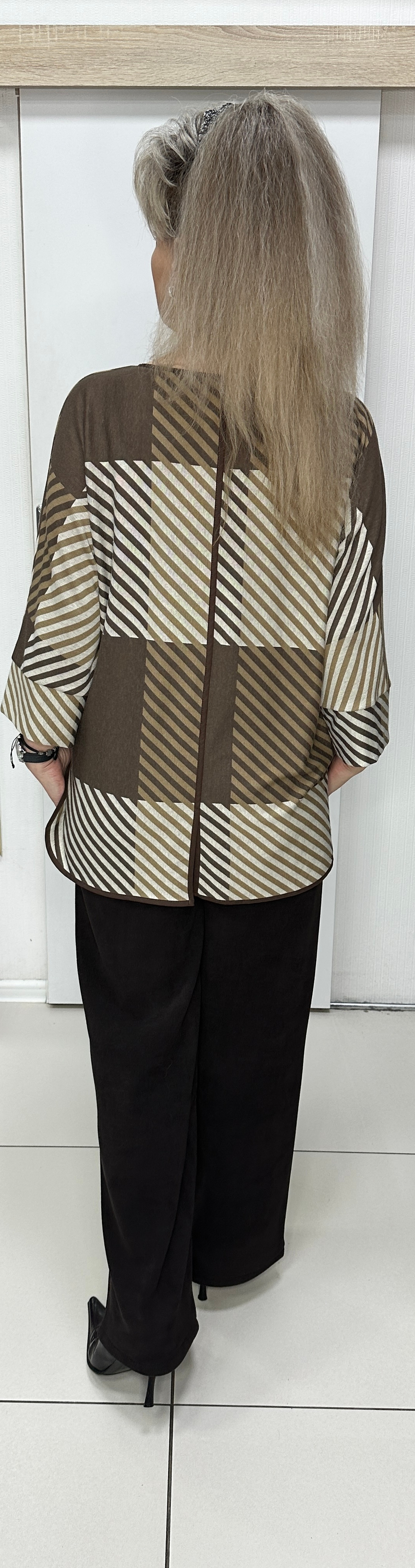 Блузон с оригинальным изображением и стразовым крабом