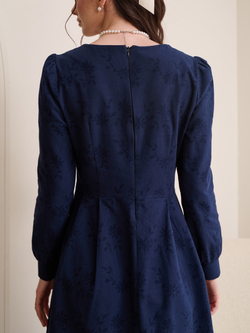 Платье с квадратным вырезом