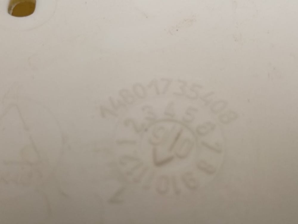 IWUB4085CIS кт59 Крышка клапана подачи воды для стиральной машины Indesit 14801735408 б/у