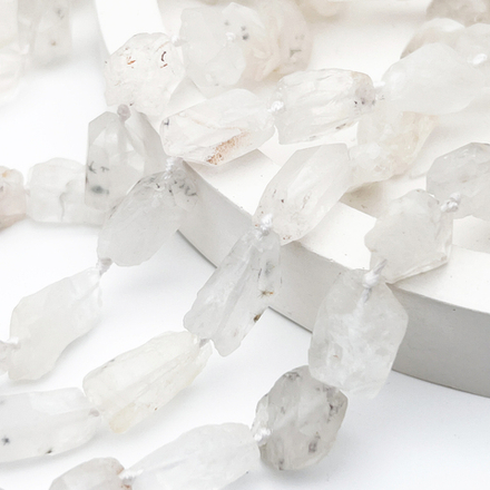 Кварц белый с включениями, необработанные бусины, размер около 11-15 мм, цена за набор 7-8 бусин (1/4 нити)