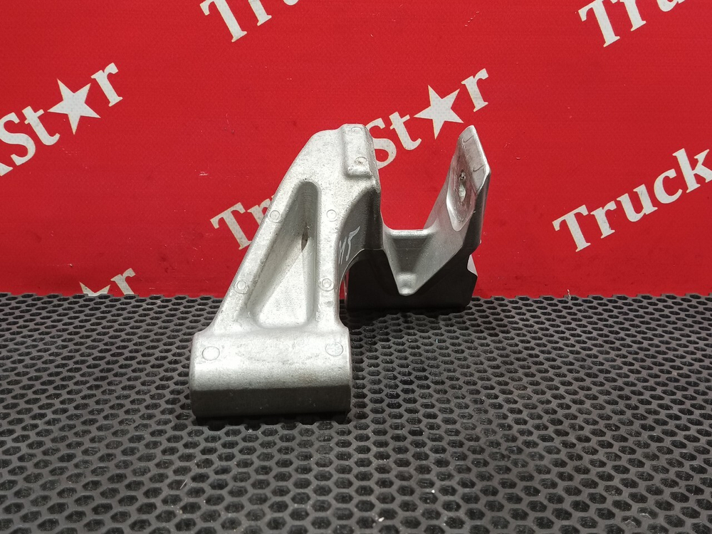 Кронштейн цилиндра подъема кабины 2018г.