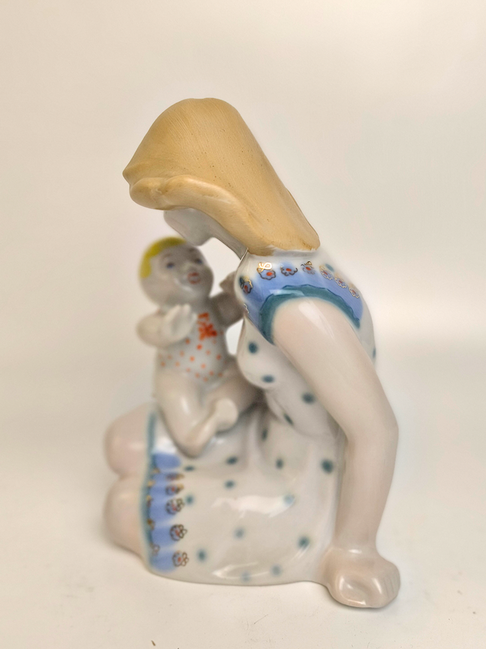 Фарфоровая статуэтка "Материнство" (Полонне ЗХК)