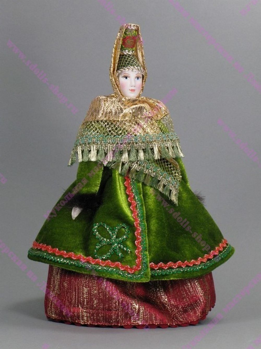 Сувенирная кукла в головном уборе характерном для города Торжка