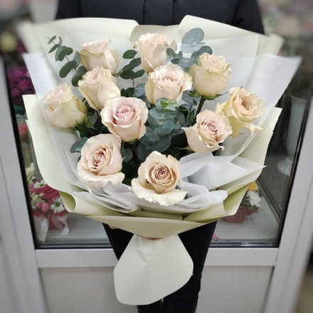 Букет из 11 роз сорта "MENTA" с эвкалиптом (Эквадор 60 см)