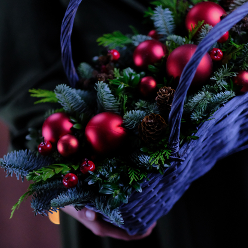 Купить Корзина новогодняя #356 с еловыми ветками