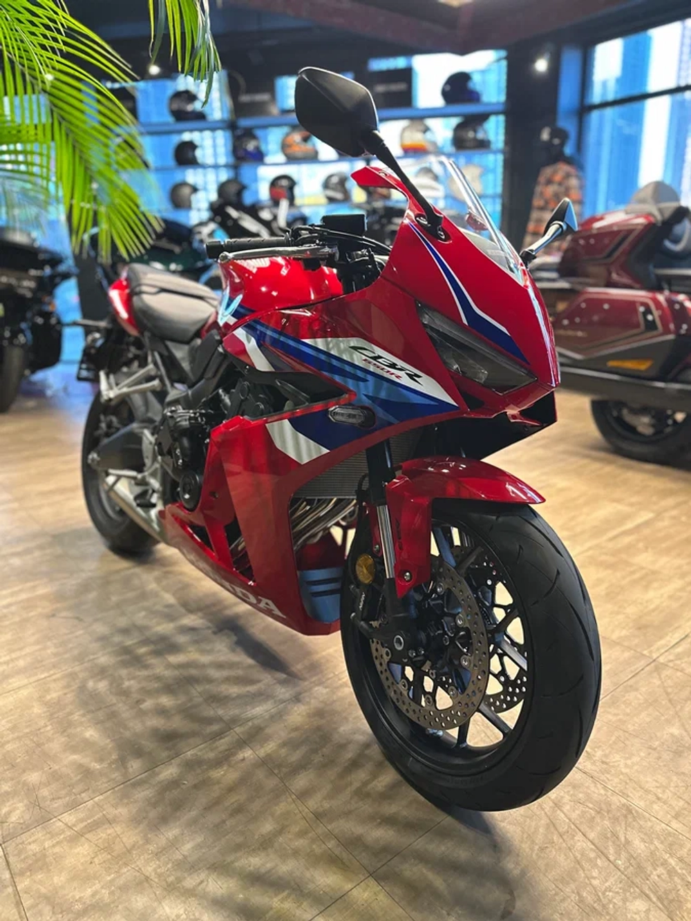 Honda CBR 650R, 2025 red