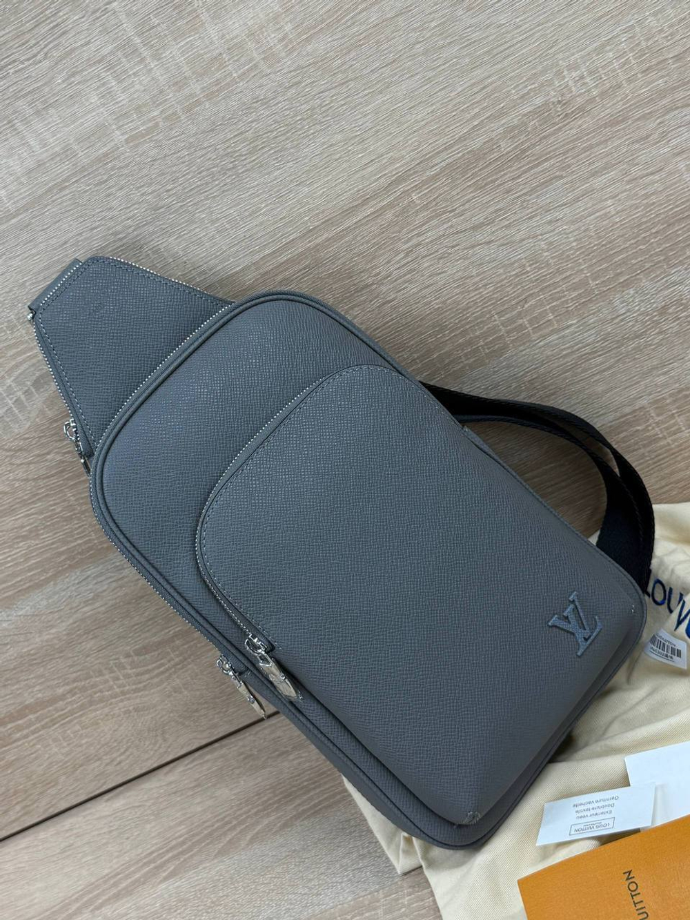 Сумка-слинг Louis Vuitton