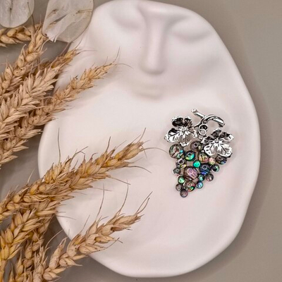 Брошь "Веточка винограда" из цинкового сплава с ракушечником, и смолы со стразами.