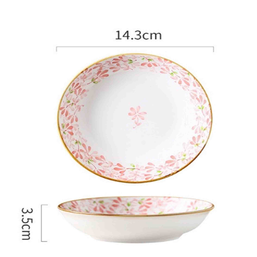 Тарелка с розовыми лепестками