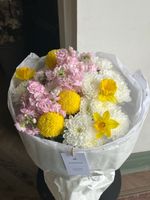 Букет из хризантемы, нарциссов и маттиолы