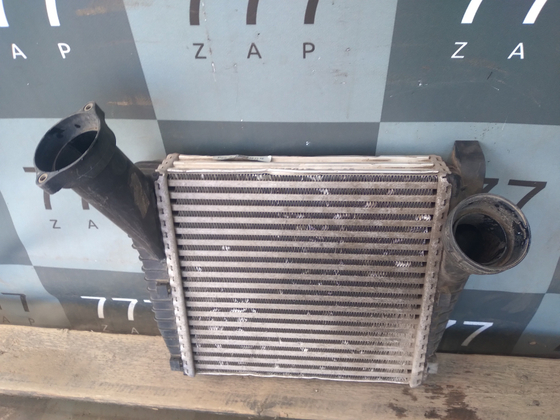 Интеркулер левый Volkswagen Porsche Touareg 2, Cayenne 2 (958) 10-18 Б/У Оригинал 7l6145803