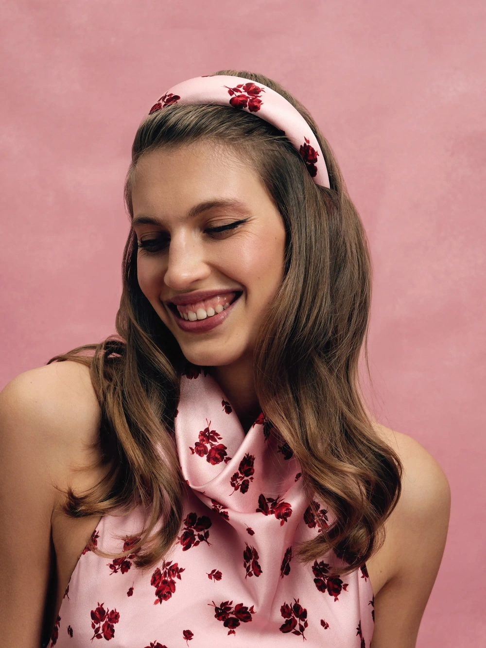 Noelia ободок широкий из розового атласа с мелким красным принтом