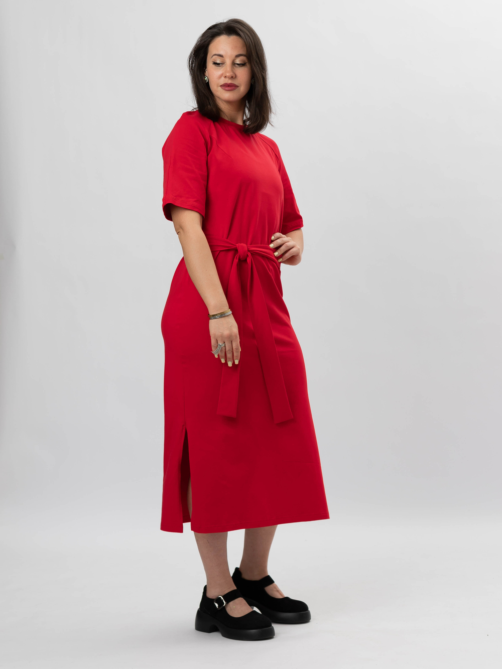 Платье спортивное с разрезами и поясом