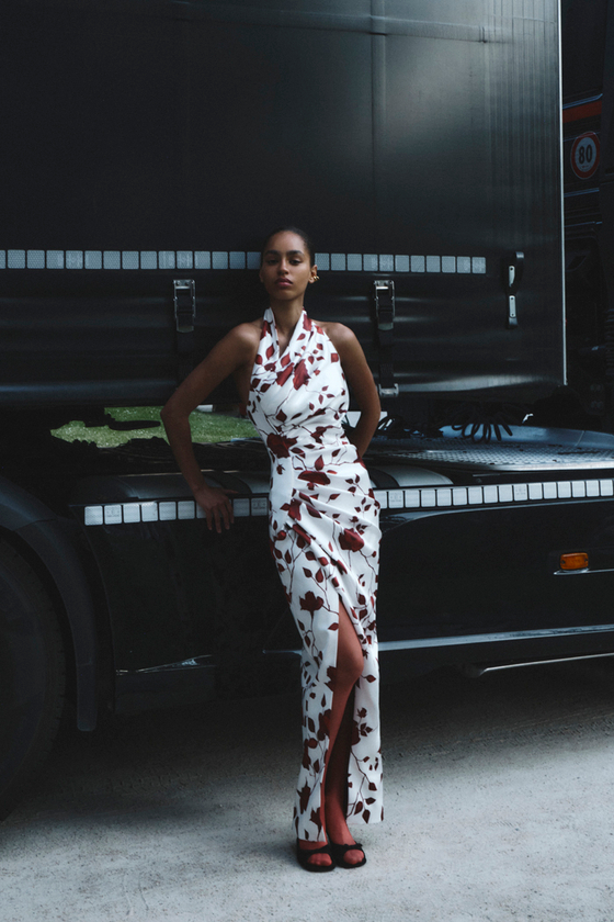 Платье миди драпированное из сатина с принтом с разрезом