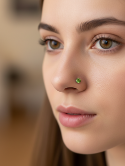 Нострила изогнутая для пирсинга носа из медицинской стали с кристаллом 3 мм.