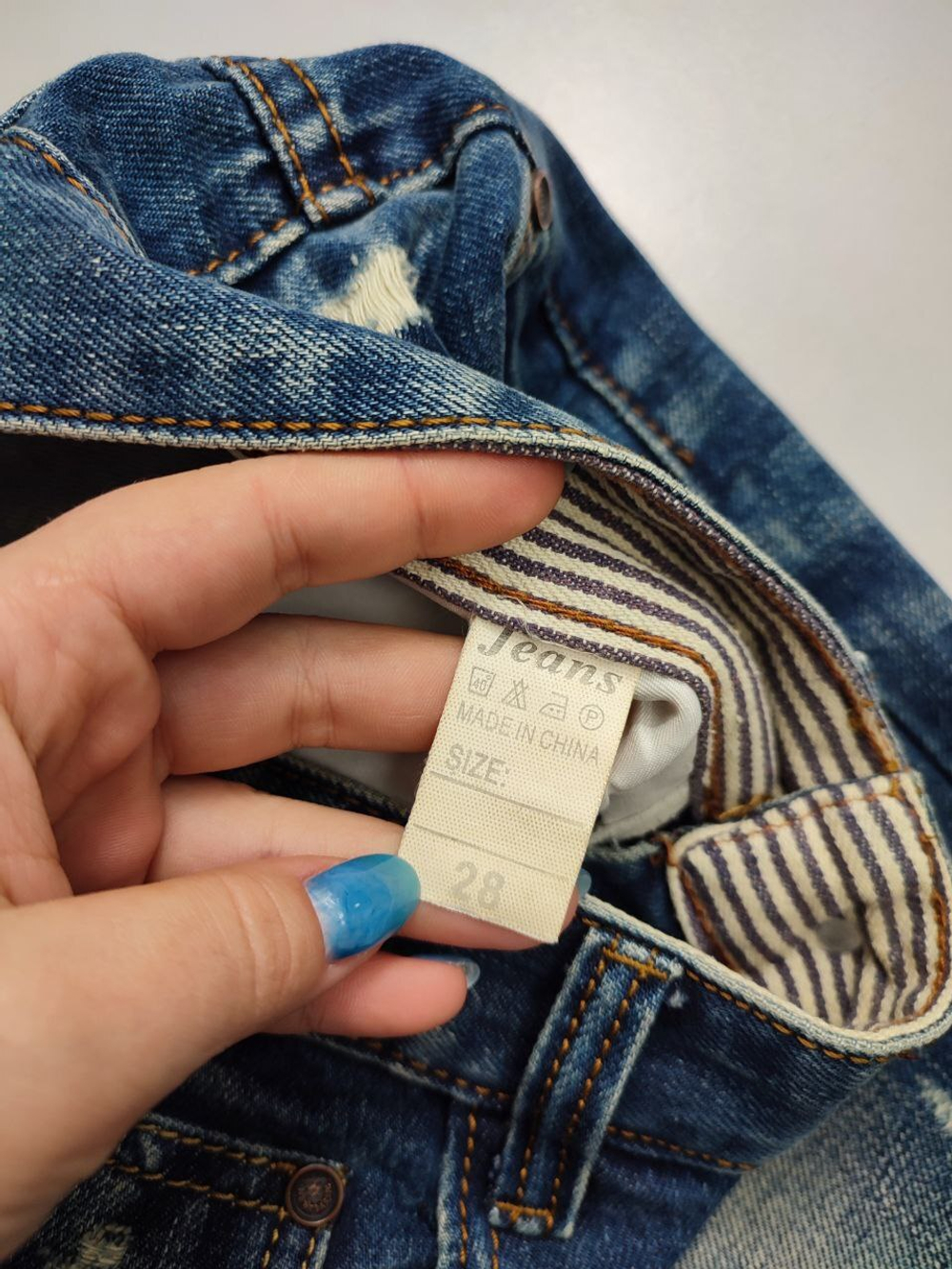 Джинсы с рваным эффектом 44 размер