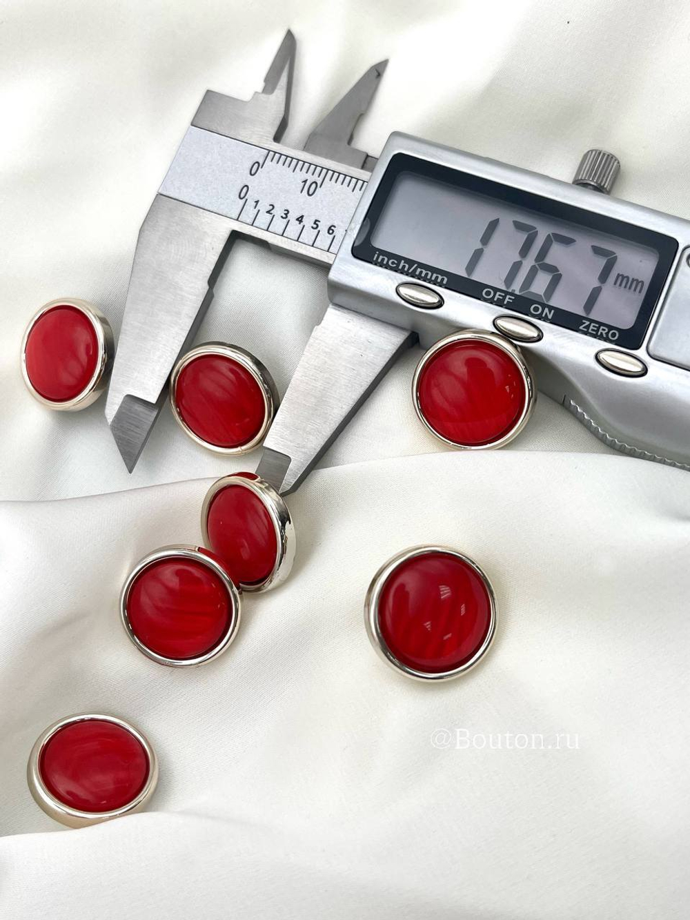 Пуговицы золотистые красные