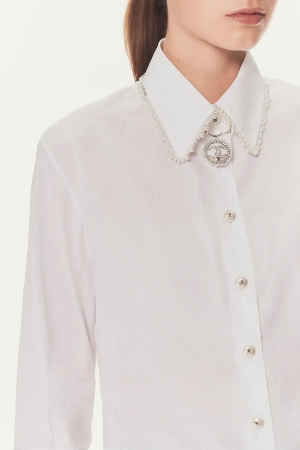 Блузка из хлопкового поплина с имитацией жемчуга от CHANEL