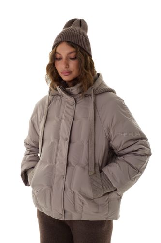 Тонкий пуховик с вязаным капюшоном в цвете капучино