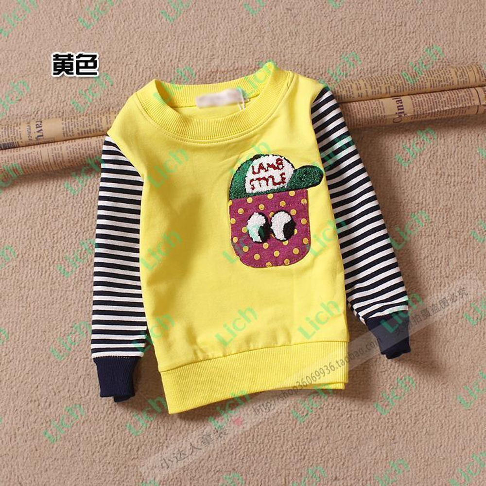 Толстовка с полосатыми рукавами и аппликацией на кармане