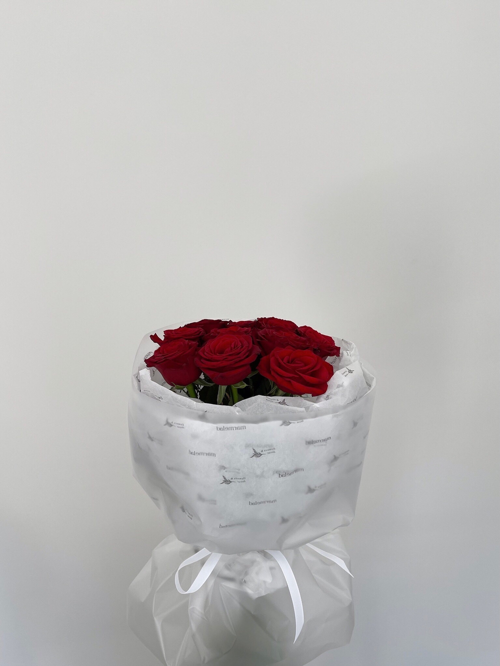 Букет 11 красных роз в оформлении