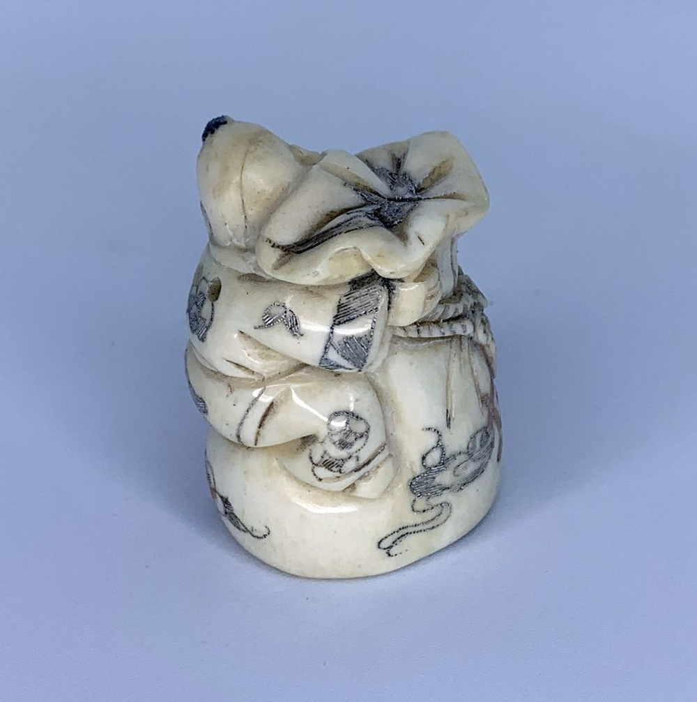 Нэцкэ Ребенок карако на огромном мешке риса