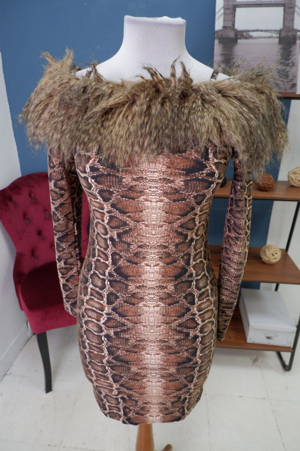 Платье с мехом красивое 42-44 размер, новое