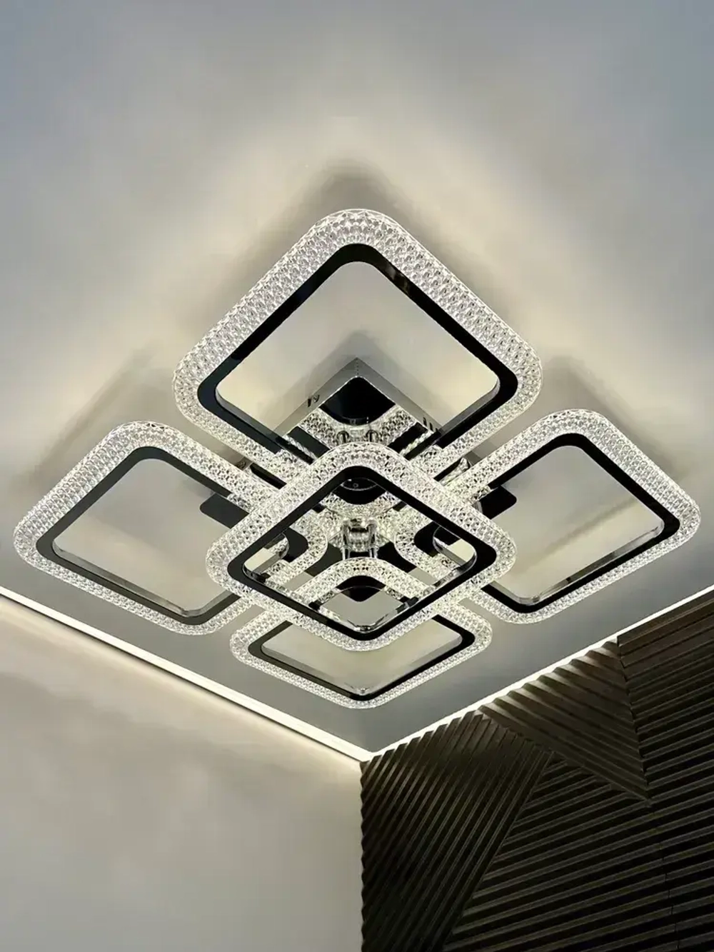 Люстра потолочная в цвете хром с пультом для всех видов потолков, 130 Вт