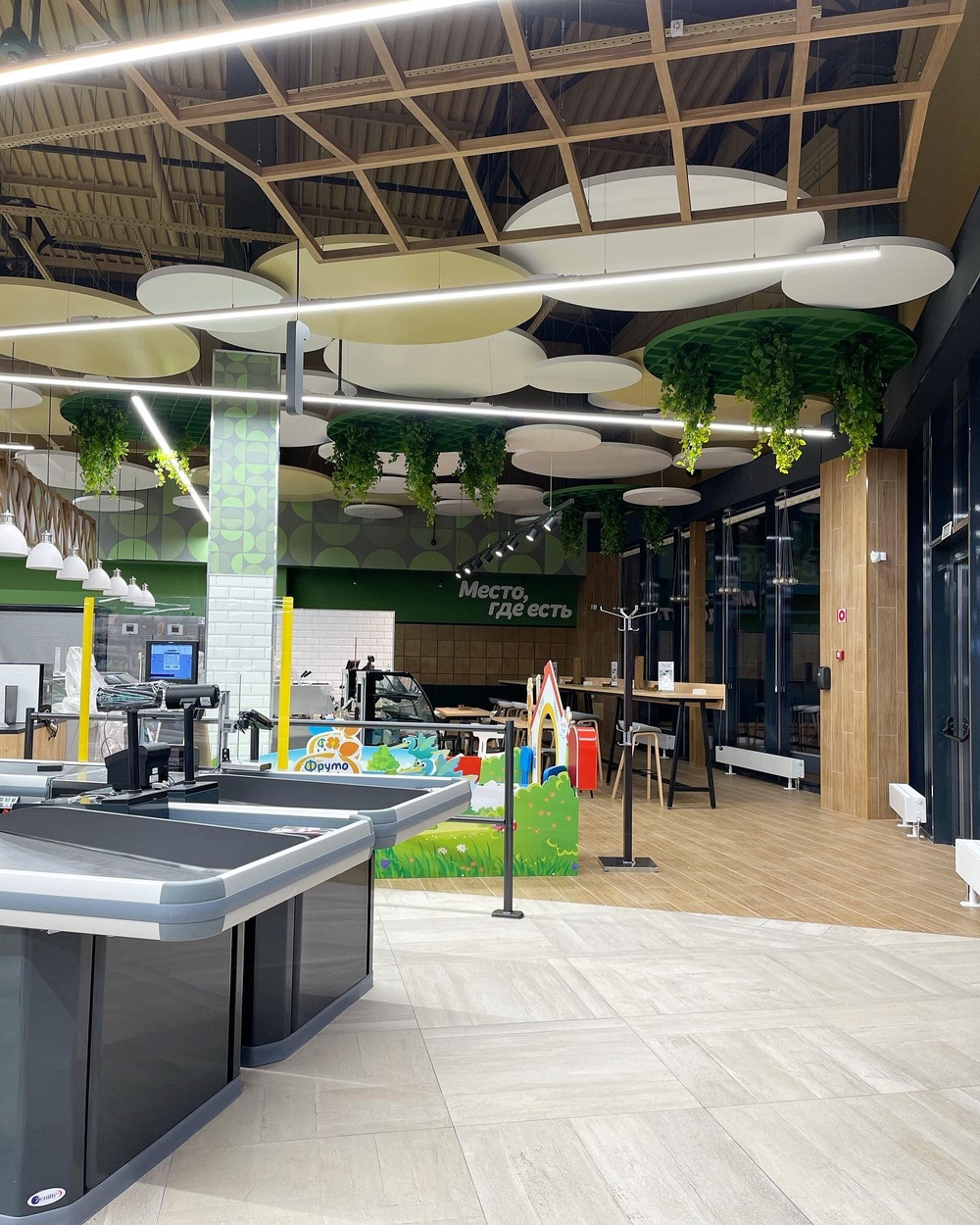 Озеленение искусственными растениями кафе в супермаркете "Табрис"  г.Краснодар