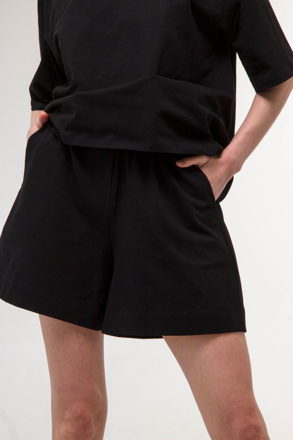 Свободные шорты из трикотажа в черном цвете